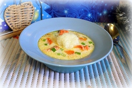 Фото к рецепту: Сливочный суп с форелью и рисом