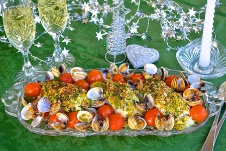 Фото к рецепту: Треска под хрустящей “шубой” с помидорами черри и моллюсками
