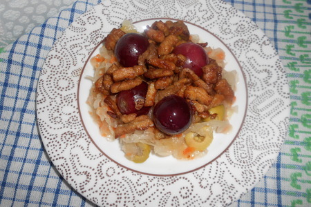 Фото к рецепту: Теплый салат из свинины,винограда и кислой капусты