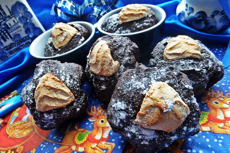 Фото к рецепту: Шоколадно-гречневые кексы с зефирным верхом