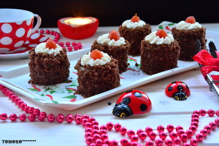 Фото к рецепту: Шоколадные пирожные с кумкватами