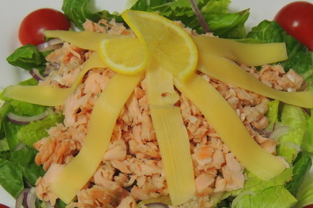 Фото к рецепту: Салат с лососем.