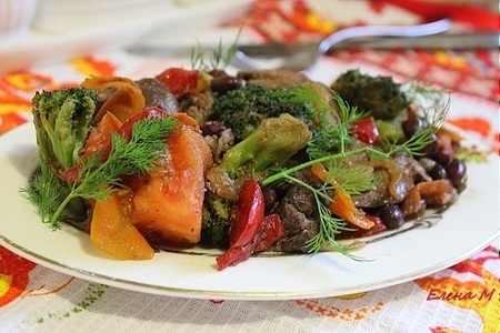 Фото к рецепту: Куриная печень тушеная с овощами