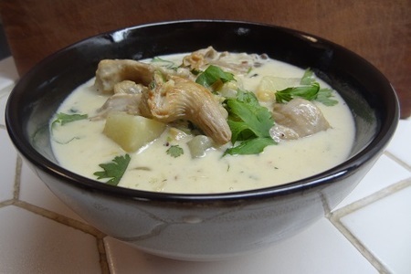 Кремовый суп с грибами, беконом, гребешками и ракушками