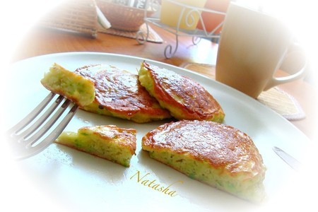 Фото к рецепту: Кабачковые оладушки на завтрак.