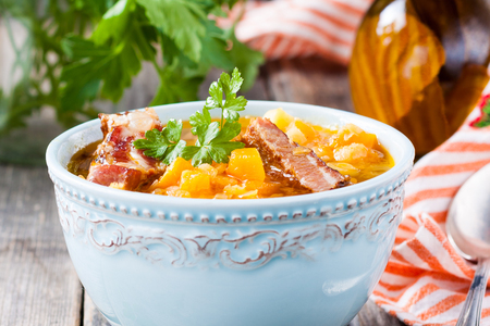 Фото к рецепту: Тыквенный суп с чечевицей и копчеными ребрышками