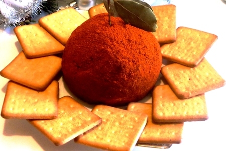 Фото к рецепту: Праздничный сырный шар с моцареллой, пармезаном, сливочным сыром и вяленой клюквой