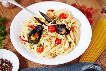 Спагетти с морепродуктами и томатами черри