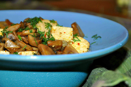 Фото к рецепту: Закуска из тофу с шампиньонами