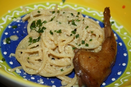 Фото к рецепту: Паста с перепелиным соусом со сливками и пармезаном
