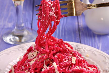 Фото к рецепту: Спагетти со свекольным песто.