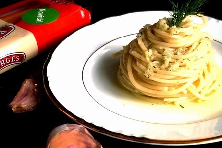 Спагетти с соусом из чеснока,оливкового масла и песто 