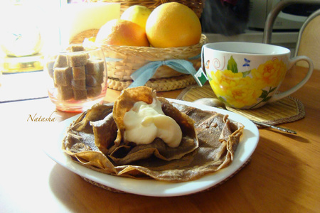 Фото к рецепту: Шоколадные блинчики с карамельным творогом.