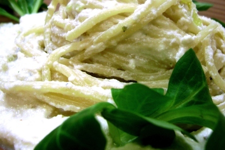 Фото к рецепту:  спагетти в курином соусе alla biancaneve (белоснежка).