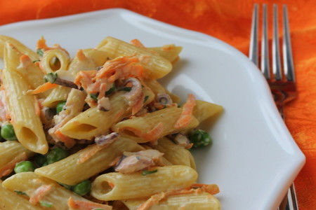 Фото к рецепту: Салат с пастой пенне ригате и осьминожками