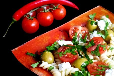 Фото к рецепту: Средиземноморский салат с пастой