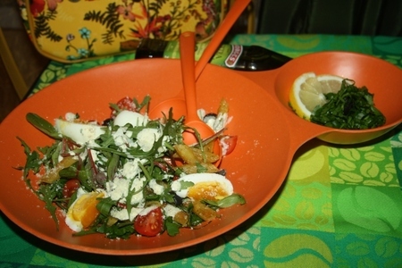 Фото к рецепту: Легкий салат "средиземноморье" с пенне ригате в пармезановой "шубке"