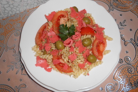 Салат с фузилли, оливками,сыром red pesto и помидорами