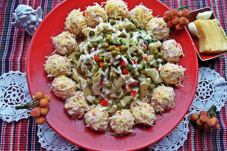 Фото к рецепту: Салат из пенне с овощами и сырными "рафаэлками"