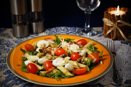 Фото к рецепту: Салат с пастой "итальянские мотивы"