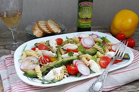 Фото к рецепту: Салат с фузилли, авокадо - гриль и свежими овощами
