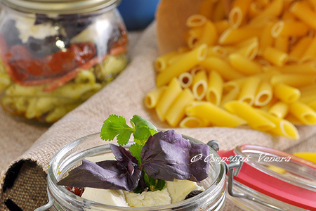 Фото к рецепту: Пенне-салат в банке "средиземноморские мотивы"