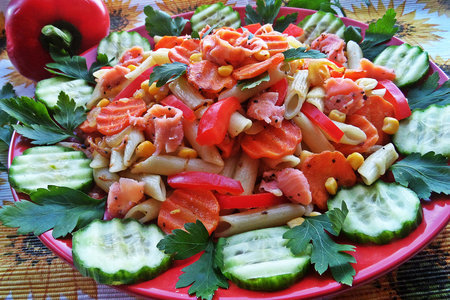 Фото к рецепту: Тёплый салат из "пенне" с овощами и рыбкой