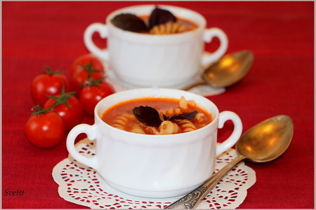 Фото к рецепту: Ароматный томатный суп с пастой fusilli и базиликом