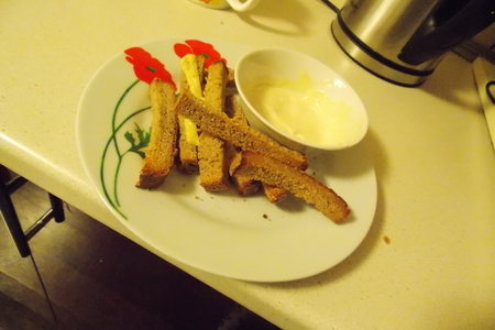Фото к рецепту: Хрустящие сухарики с сыром и чесноком!