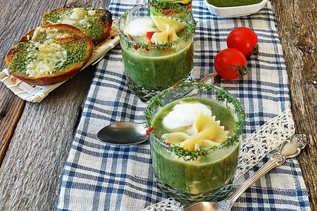 Фото к рецепту: Суп овощной со шпинатом и пастой "фарфалле."