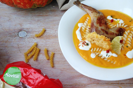 Фото к рецепту: Тыквенный суп-пюре с fusilli и кроликом