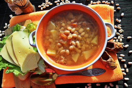 Фото к рецепту: Суп с фасолью и овощами
