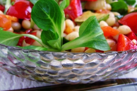 Фото к рецепту: Острый салат из белой фасоли с овощами