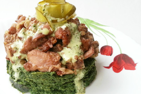 Фото к рецепту: Курица с орехами на зеленой подушке
