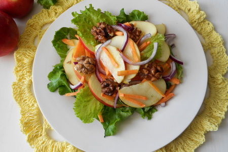 Фото к рецепту: Пестрый салат с морковью, яблоком и грецкими орехами