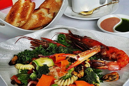 Фото к рецепту: Соте с морепродуктами и пастой под соусом из морских гребешков.
