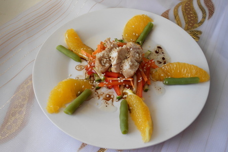 Фото к рецепту: Салат с курицей на подушке из овощей