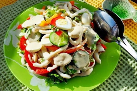 Салат из кальмаров с перепелиными яйцами и овощами