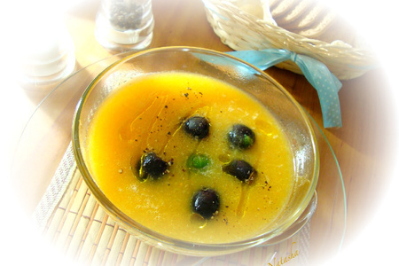 Фото к рецепту: Овощной суп-пюре с брюссельской капустой и маслинами.