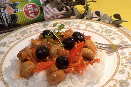 Фото к рецепту: Овощное лечо с грибами и маслинами на рисовой перинке. низкокалорийно! рекомендую в пост!
