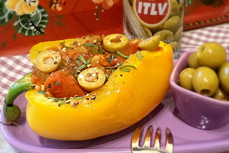 Фото к рецепту: Низкокалорийный фаршированный перец с овощами и оливками itlv!