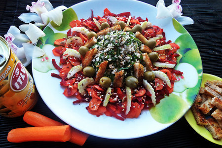 Фото к рецепту: Свекольно-морковный салат с пикантным творогом