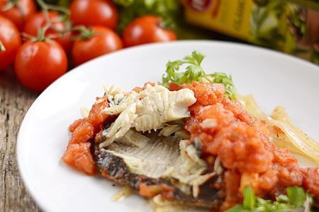 Фото к рецепту: Камбала с помидорами