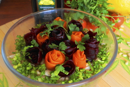 Фото к рецепту: Салат из маринованной свеклы "цветочная клумба"