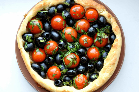 Фото к рецепту: Пирог с маслинами и томатами