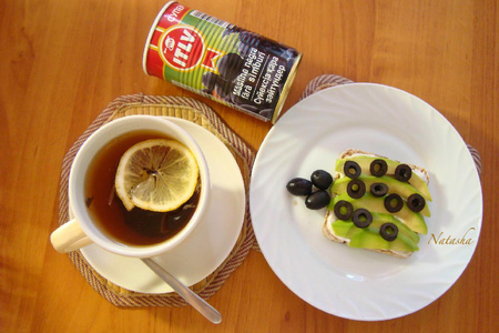 Фото к рецепту: Тост с авокадо и маслинами (завтрак)