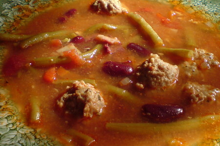 Фото к рецепту: Суп томатный  с фасолью и фрикадельками