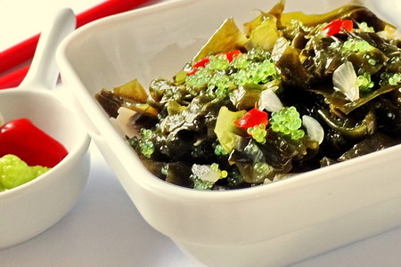 Фото к рецепту: Салат из морской капусты и тобико с луково-перечным соусом