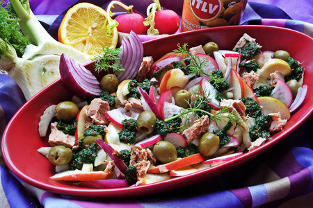 Фото к рецепту: Салат с овощами,яблоком,оливками и тунцом