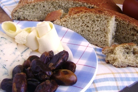 Фото к рецепту: Хлеб овсяный  на меду, с облепиховым маслом и зеленым чаем